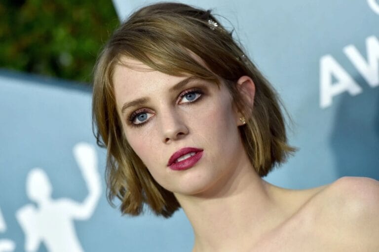 Maya Hawke: Luce un elegante vestido sin mangas, con un escote sutil que resalta su estilo…