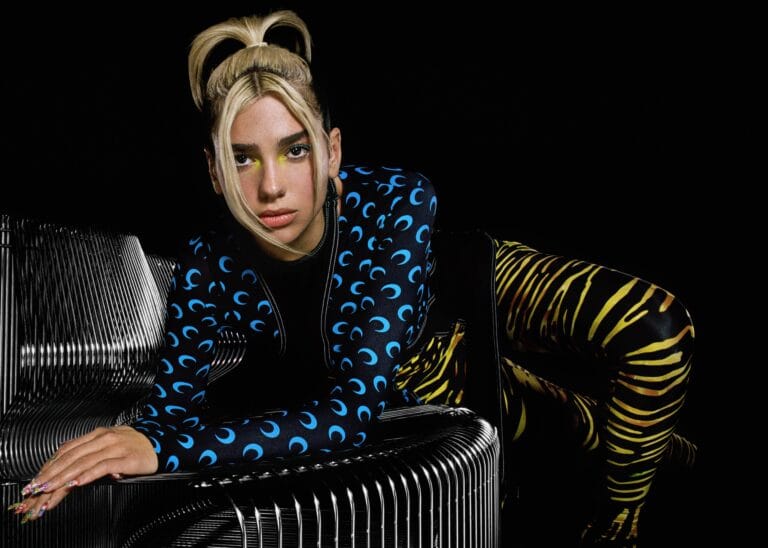 Dua Lipa: Luce un conjunto audaz con un body de estampado azul y negro, complementado con…