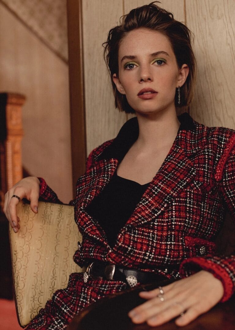 Maya Hawke: Luce un conjunto sofisticado con un abrigo de tweed rojo y negro, que se…
