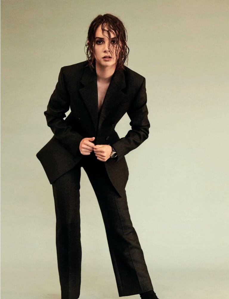 Maya Hawke: Luce un traje negro de corte oversize, con el blazer ligeramente abierto que revela…