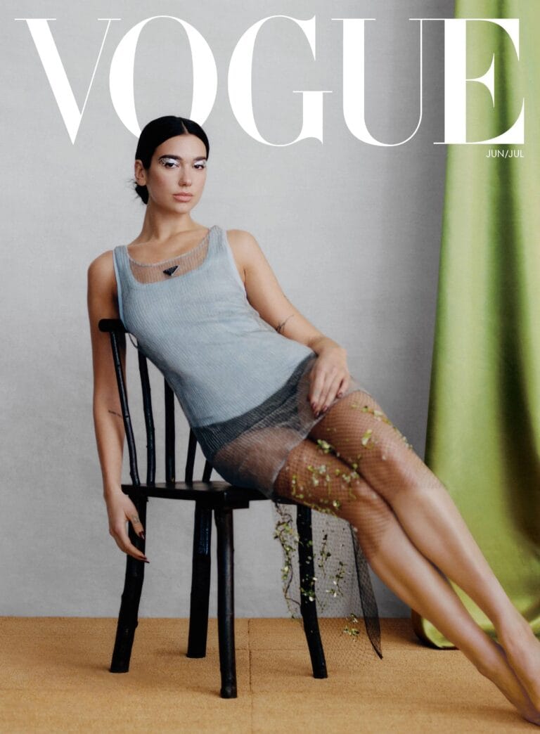 Dua Lipa: Luce un vestido de red transparente sobre una base ajustada en tonos suaves, mientras…