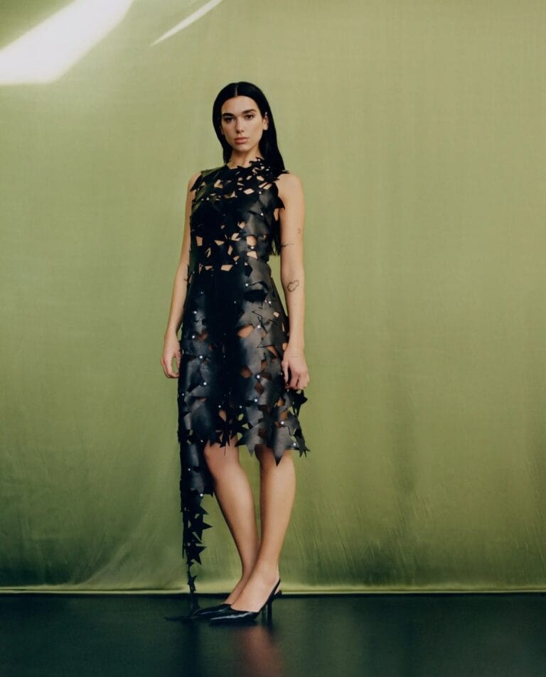 Dua Lipa: Luce un vestido negro de corte asimétrico con detalles recortados que revelan la piel,…