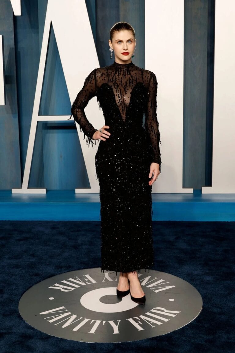 Alexandra Daddario: Luce un vestido negro de lentejuelas con transparencias, destacando un escote profundo y mangas…