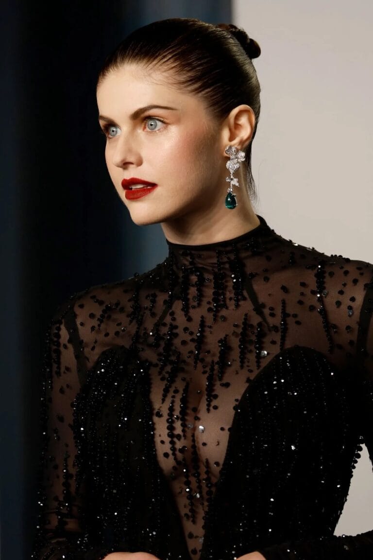 Alexandra Daddario: Luce un vestido negro transparente adornado con delicados cristales que destacan su figura. Complementa…