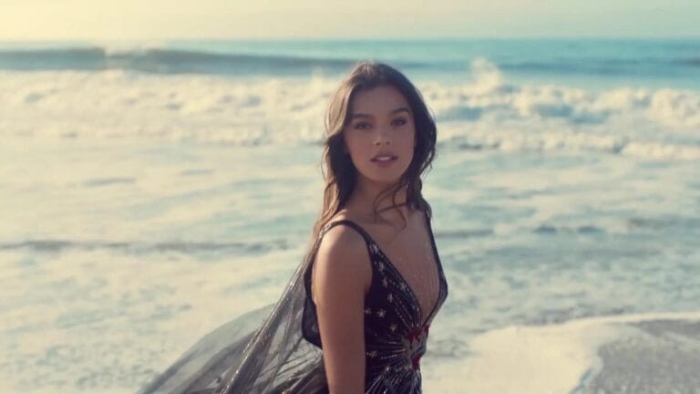 Hailee Steinfeld: Luce un vestido negro con detalles brillantes y una caída etérea, mientras las olas…