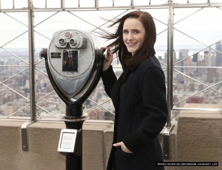 Rachel Brosnahan con 27-28 años