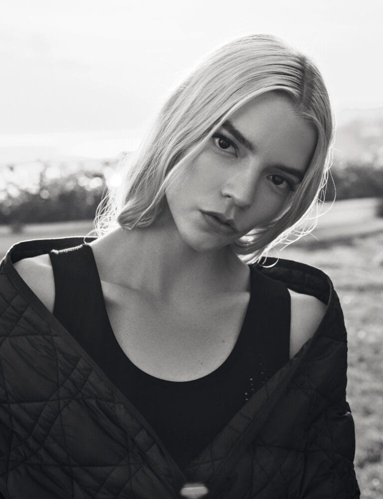 Anya Taylor-Joy: Luce una camiseta negra de tirantes, combinada con una chaqueta acolchada negra que descansa…