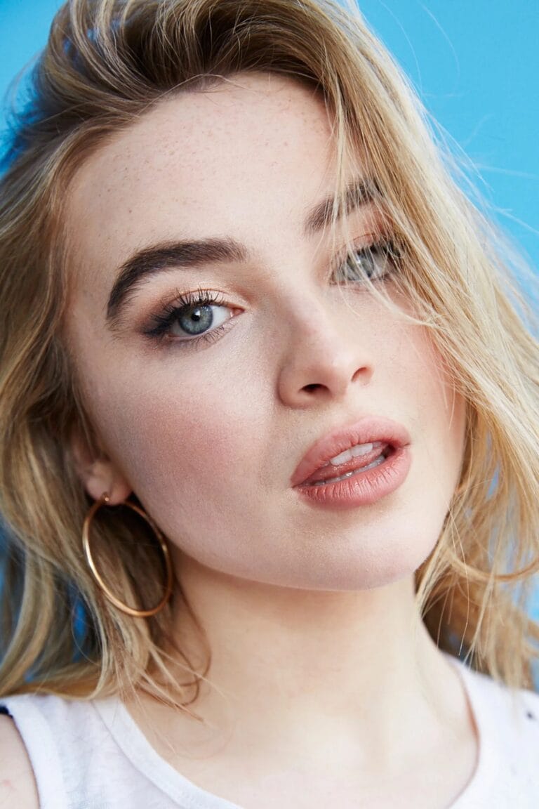 Sabrina Carpenter: Luce un top blanco sencillo, con detalles sutiles, mientras su cabello rubio cae suavemente…