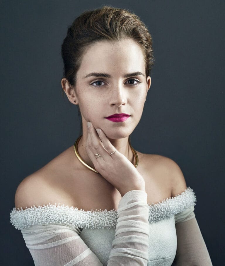 Emma Watson: Luce un vestido de corte off-shoulder en tonos claros, adornado con detalles de perlas…