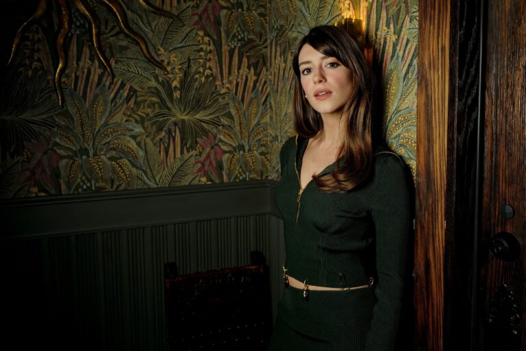 Daisy Edgar-Jones-101777