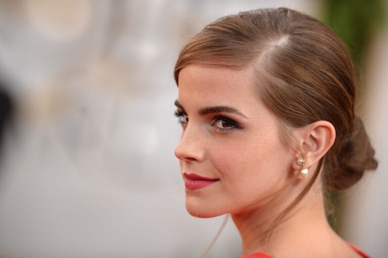 Emma Watson: Luce un elegante vestido rojo que destaca su figura, mientras su cabello está recogido…