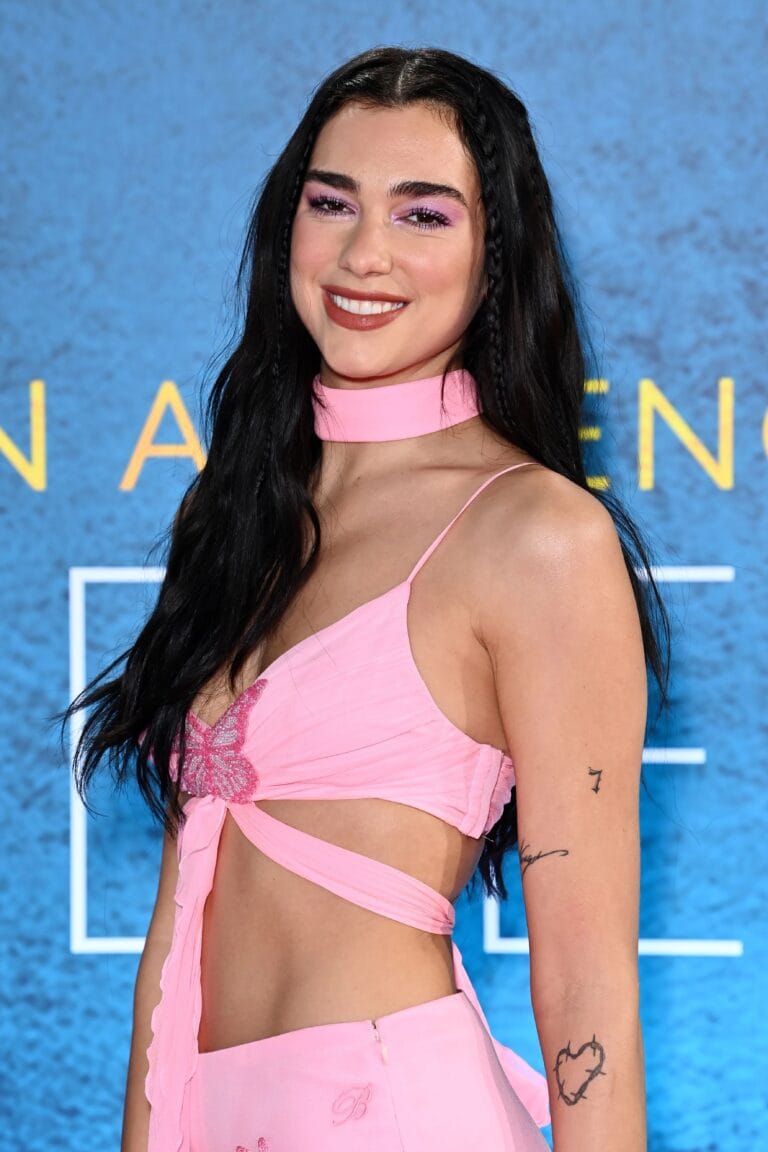 Dua Lipa: Luce un conjunto rosa vibrante de dos piezas, con un top de tirantes finos…