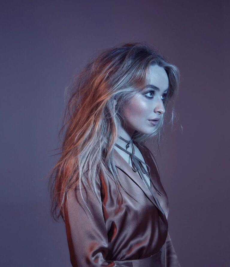 Sabrina Carpenter: Luce una blusa de satén en tonos marrones, con un escote elegante que resalta…
