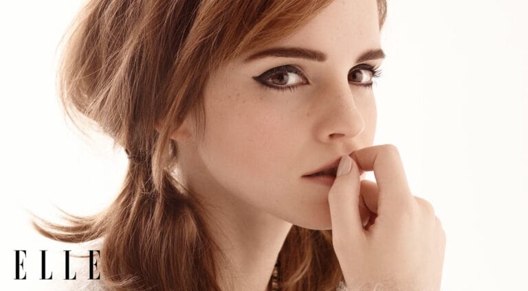 Emma Watson: Luce una expresión intrigante, con un maquillaje que resalta sus ojos delineados de manera…
