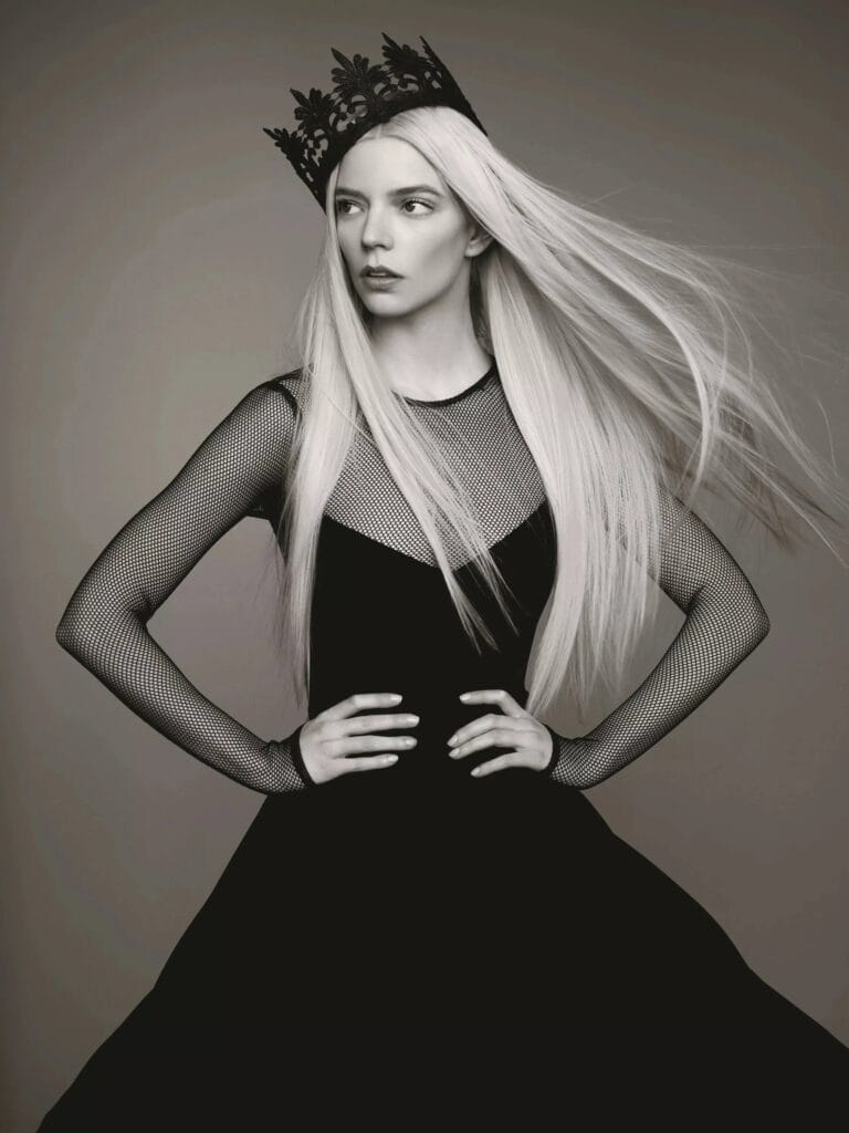 Anya Taylor-Joy: Luce un vestido negro de corte elegante con mangas de red, complementado por una…