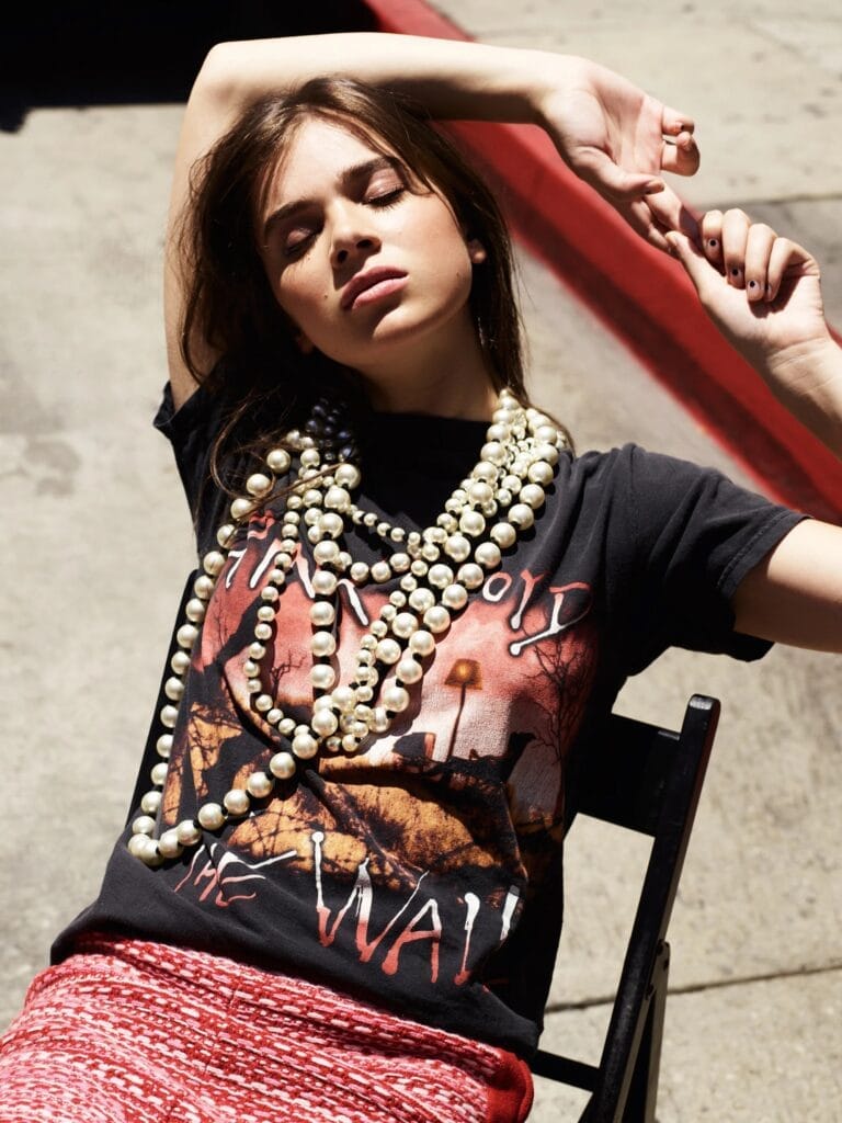 Hailee Steinfeld: Luce una camiseta negra con un diseño gráfico audaz, combinada con una falda corta…