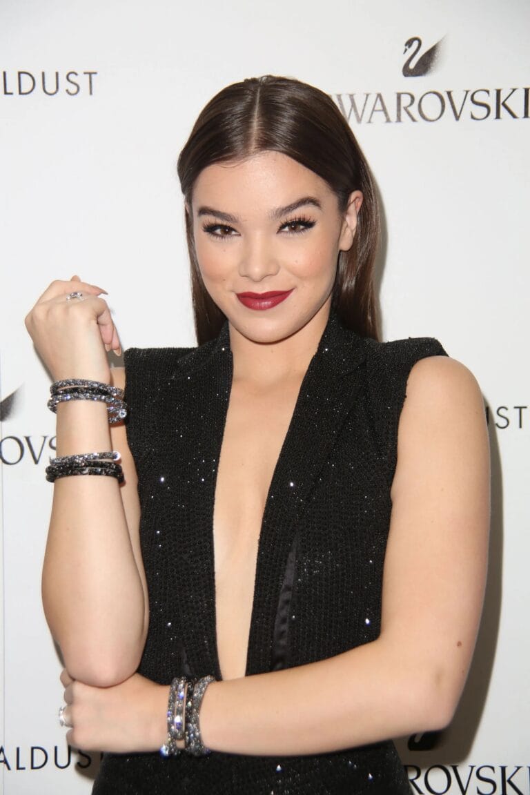Hailee Steinfeld: Luce un vestido negro con paillettes que realza su figura, con un escote profundo…