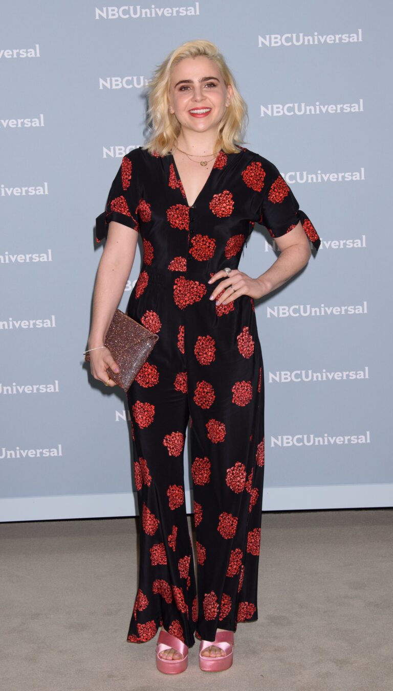 Mae Whitman-100563