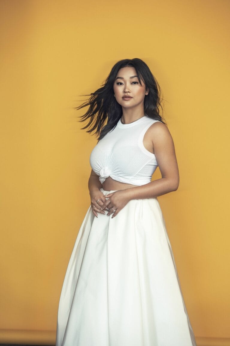Lana Condor: Luce un top blanco ajustado con nudo en la parte delantera, que resalta su…