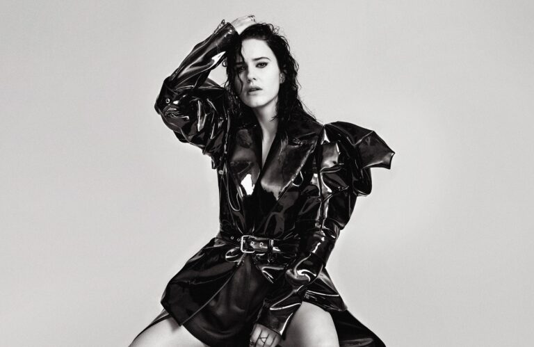 Rachel Brosnahan: Luce un abrigo negro brillante con detalles voluminosos en las mangas, que resalta su…