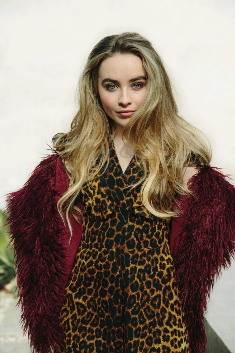 Sabrina Carpenter: Luce un vestido de estampado animal en tonos marrones y negros, con un diseño…