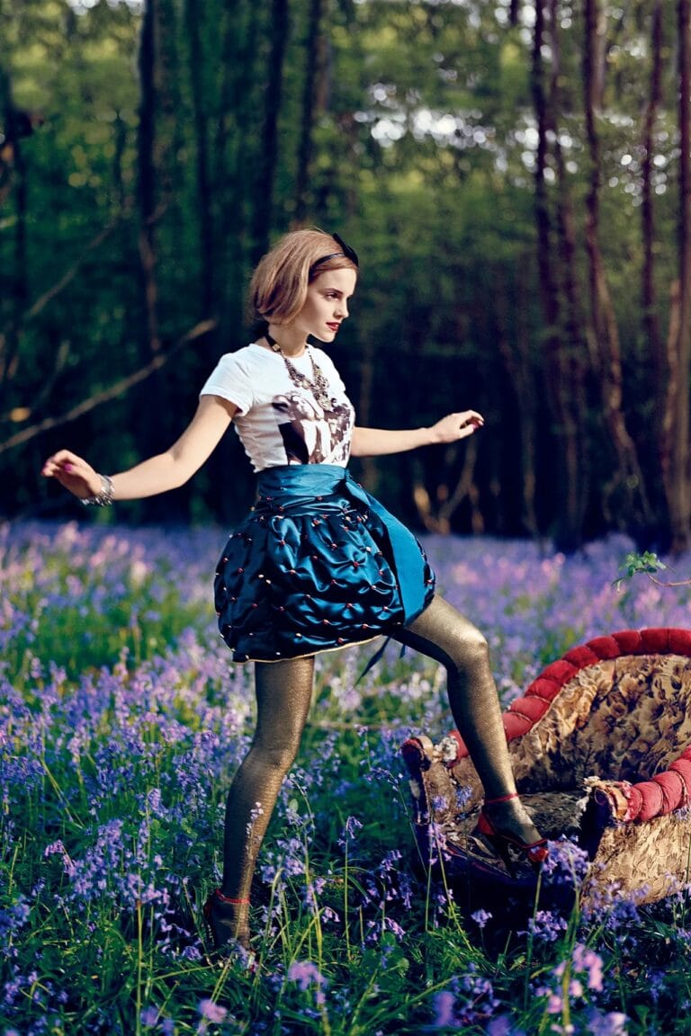 Emma Watson: Luce una camiseta blanca con un estampado gráfico, combinada con una falda corta azul…