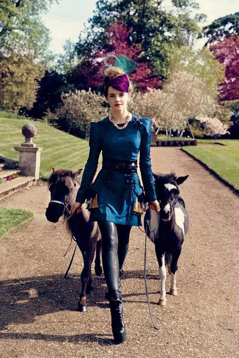 Emma Watson: Camina con confianza, vistiendo un vestido azul satinado con detalles de fruncidos y una…