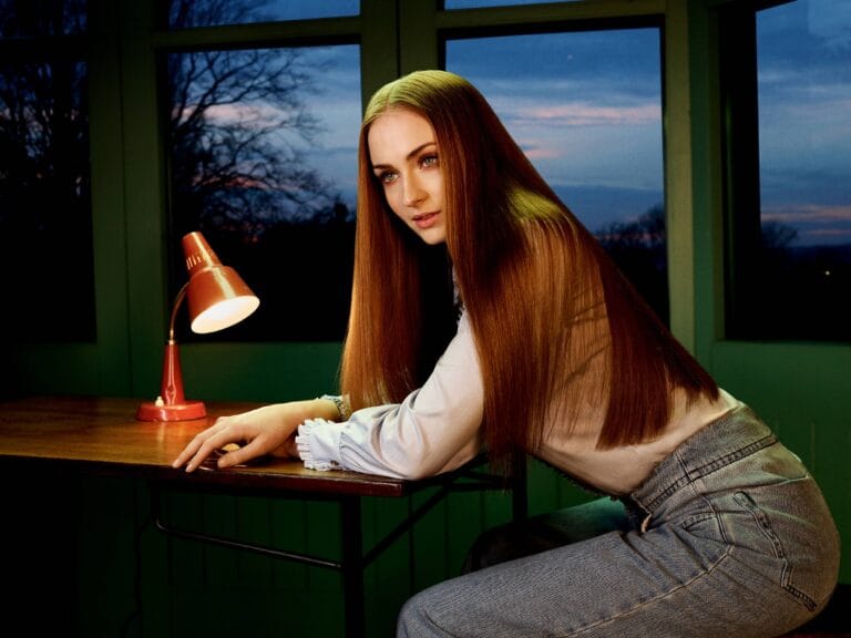 Sophie Turner: Wears a white blouse with cuff details and high-waisted skinny jeans…