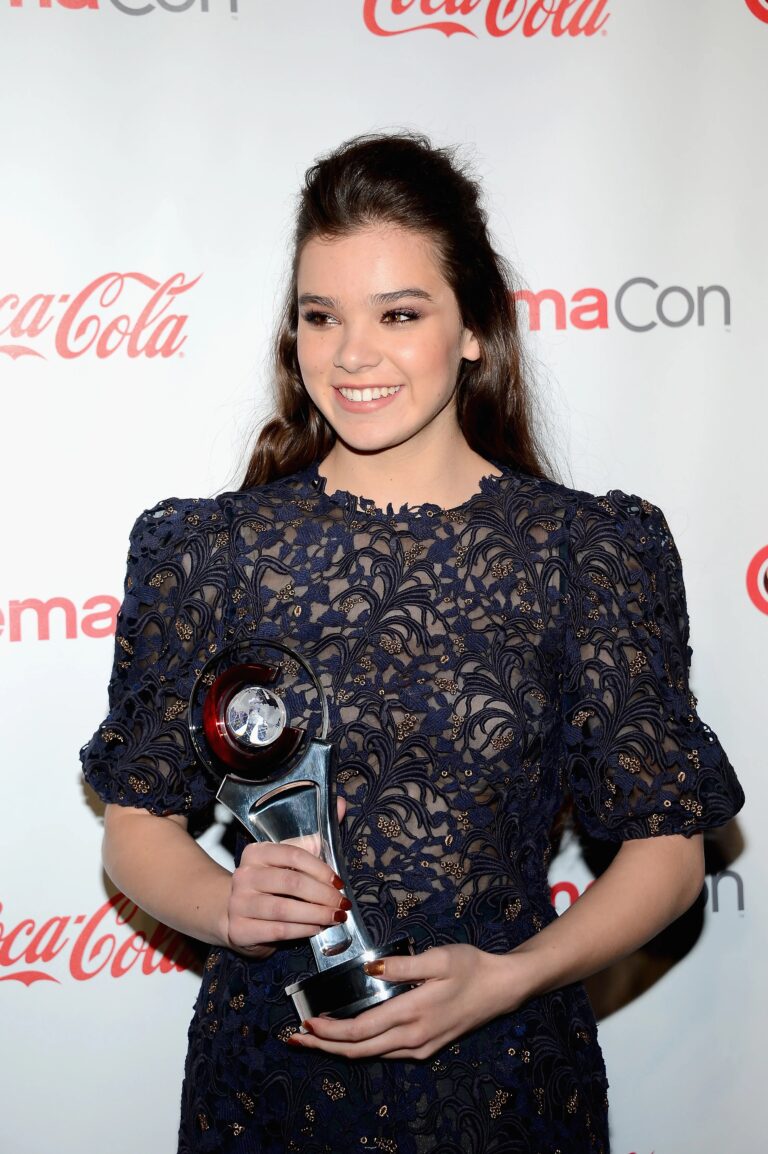 Hailee Steinfeld con 16-17 años