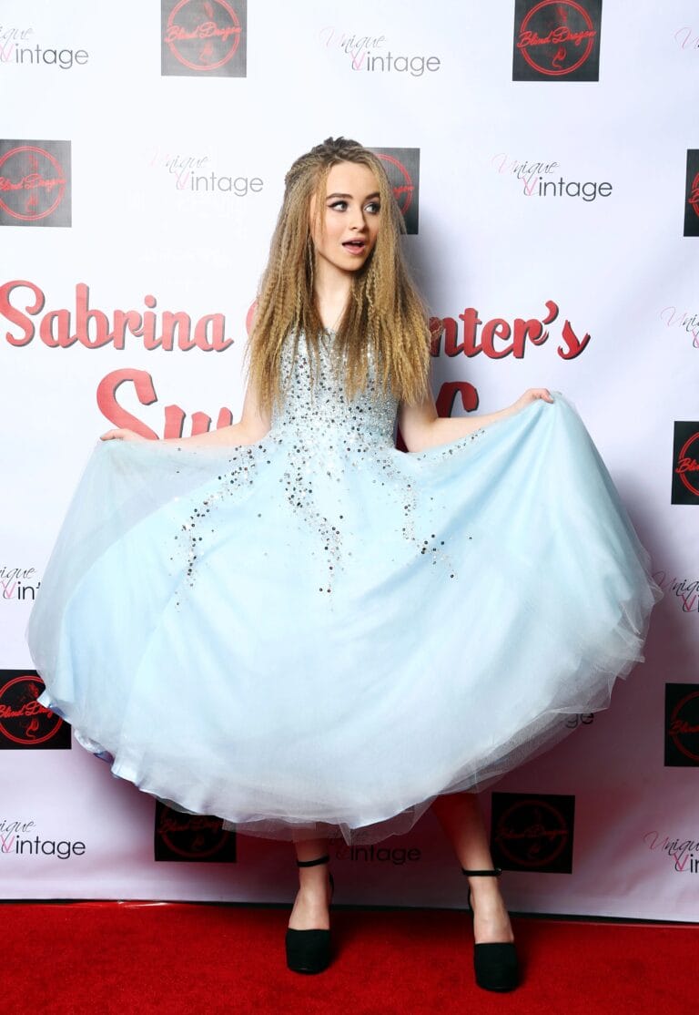 Sabrina Carpenter: Luce un vestido azul claro con detalles brillantes, disfrutando de un momento especial mientras…