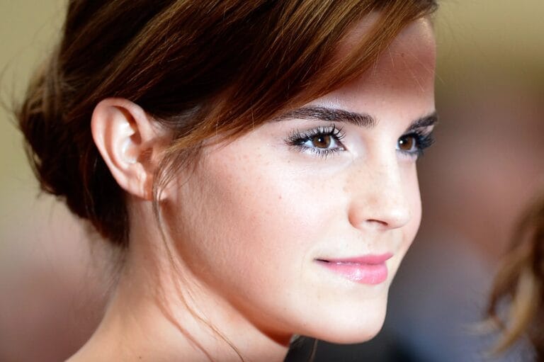 Emma Watson: Can you help us describe this image?