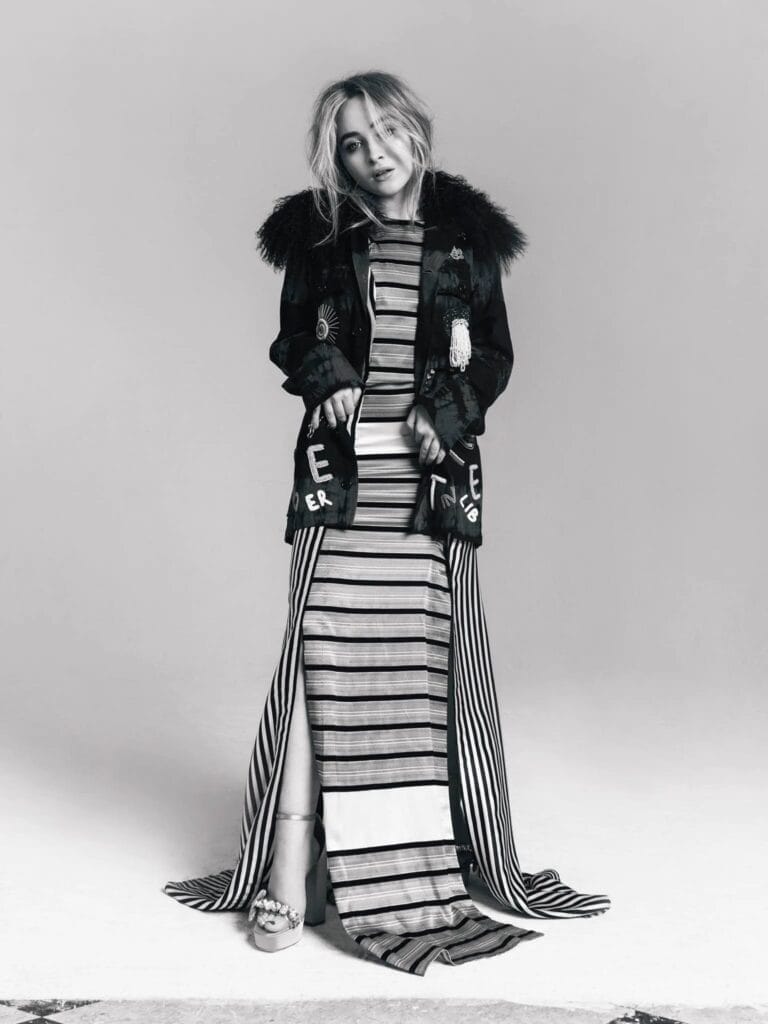 Sabrina Carpenter: Luce un vestido de rayas con una abertura lateral que acentúa su figura, combinado…