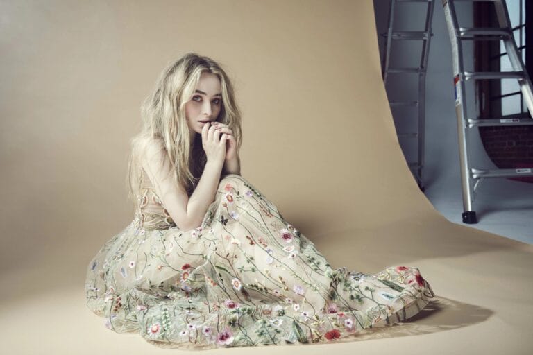 Sabrina Carpenter: Luce un vestido largo y etéreo, con bordados florales que contrastan delicadamente sobre un…
