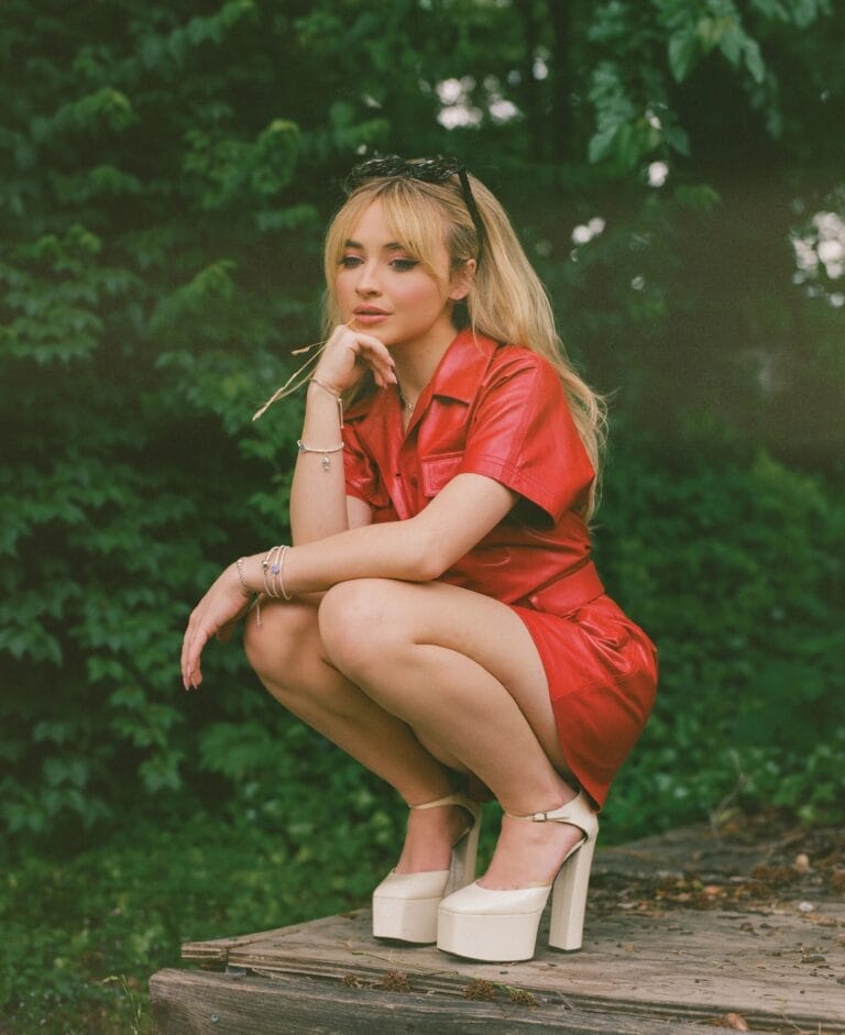 Sabrina Carpenter: Luce un vestido rojo de cuero, ajustado y con un aire audaz, mientras se…