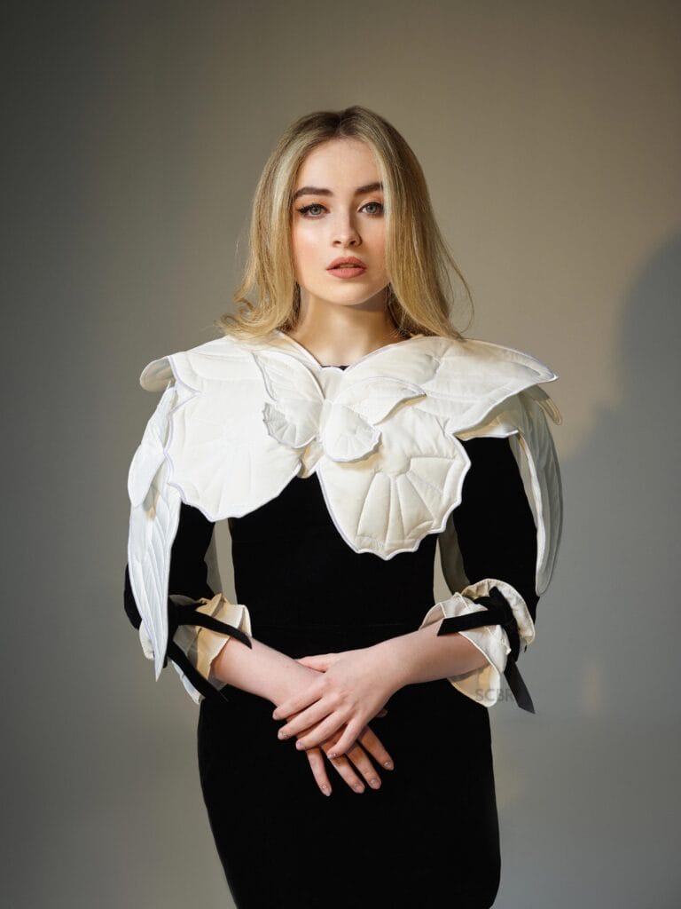 Sabrina Carpenter: Luce un vestido negro ajustado con un impactante tocado de pétalos blancos en los…