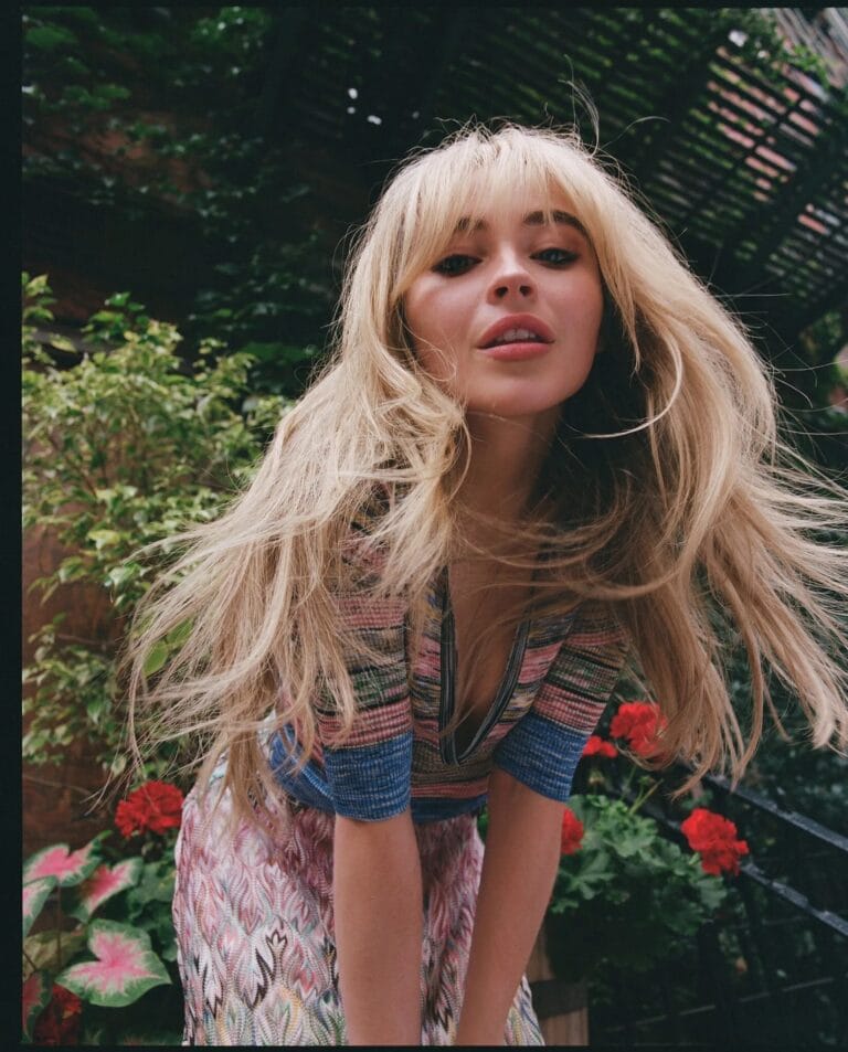 Sabrina Carpenter: Luce un conjunto vibrante con un top de rayas multicolores y una falda larga…