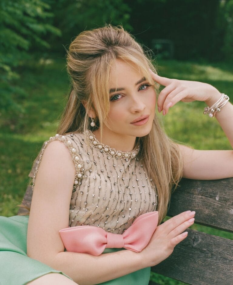 Sabrina Carpenter: Luce un vestido elegante con un top de cuentas y perlas, complementado por una…