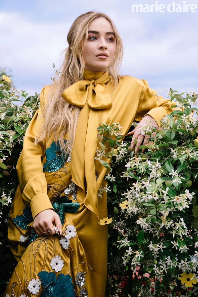 Sabrina Carpenter: Luce una blusa amarilla con un lazo en el cuello y detalles bordados, acompañada…