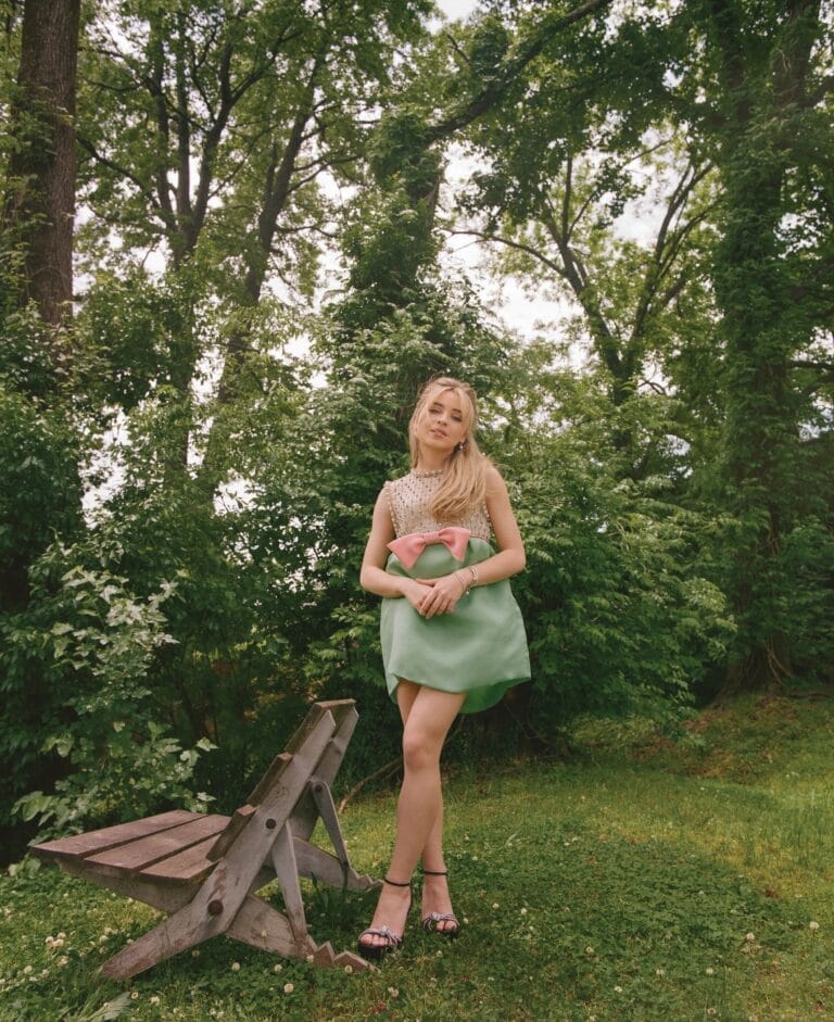 Sabrina Carpenter: Luce un vestido verde claro con un lazo rosa en el frente, que destaca…