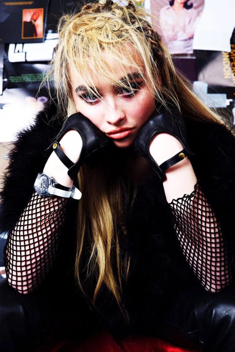 Sabrina Carpenter: Luce un estilo audaz con una chaqueta de piel negra y guantes de cuero,…