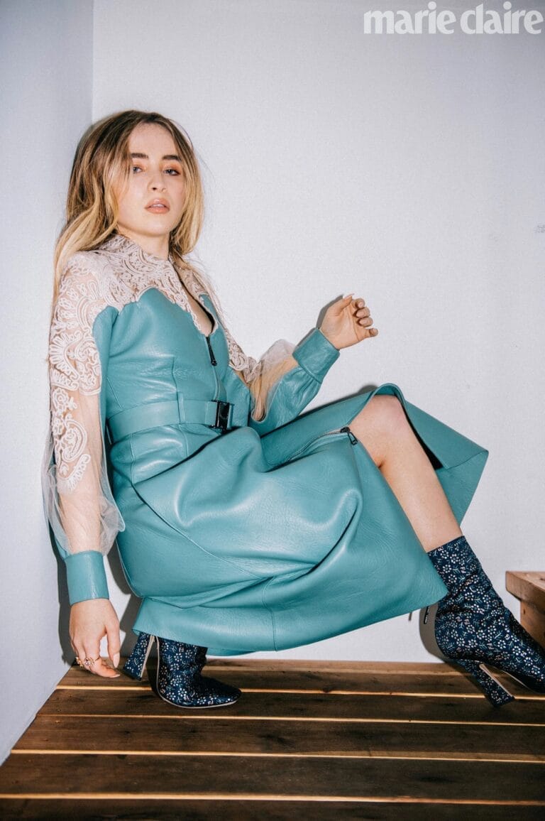 Sabrina Carpenter: Luce un vestido de cuero turquesa con detalles en encaje y manga larga, que…