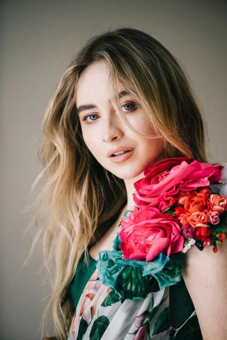 Sabrina Carpenter: Luce un vestido verde con una impresionante aplicación floral en el hombro, destacando tonos…