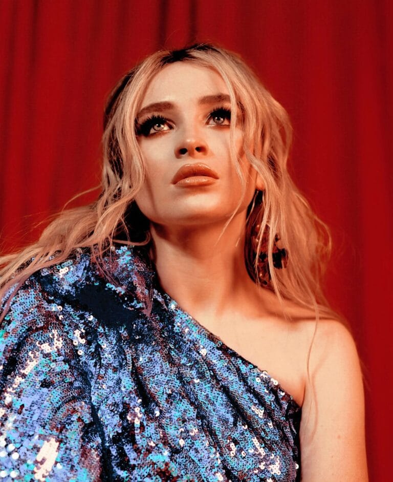 Sabrina Carpenter: Luce un vestido deslumbrante de lentejuelas azules y negras, con un hombro descubierto que…