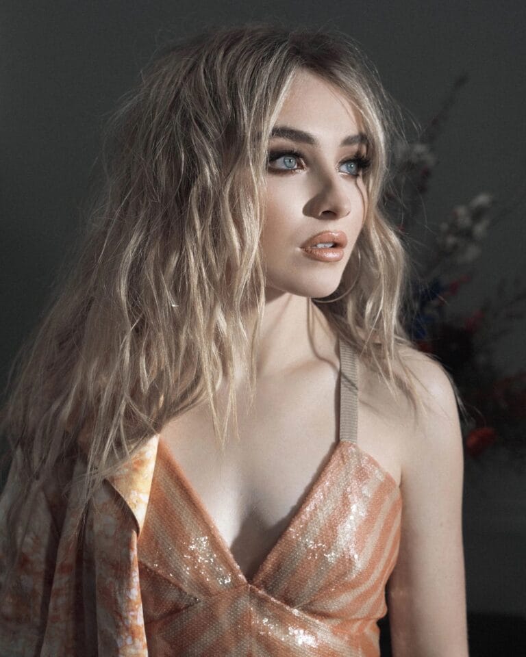 Sabrina Carpenter: Luce un vestido brillante en tonos melocotón, con detalles de lentejuelas que capturan la…