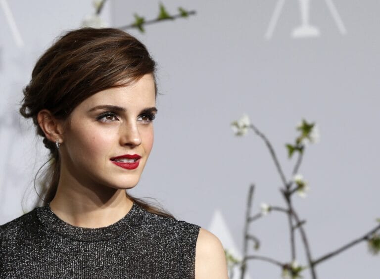 Emma Watson: Luce un vestido negro brillante de cuello alto, que resalta su elegancia en un…