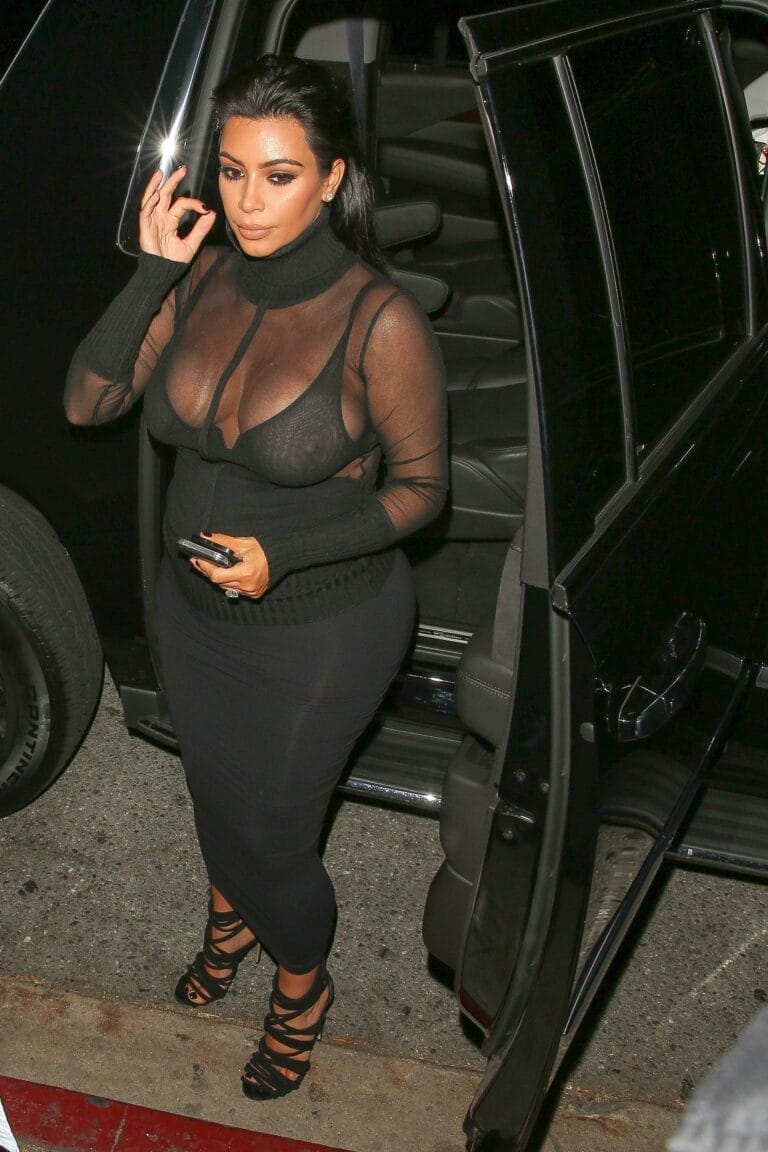 Kim Kardashian: Luce un top negro transparente de manga larga que deja entrever su figura, combinado…
