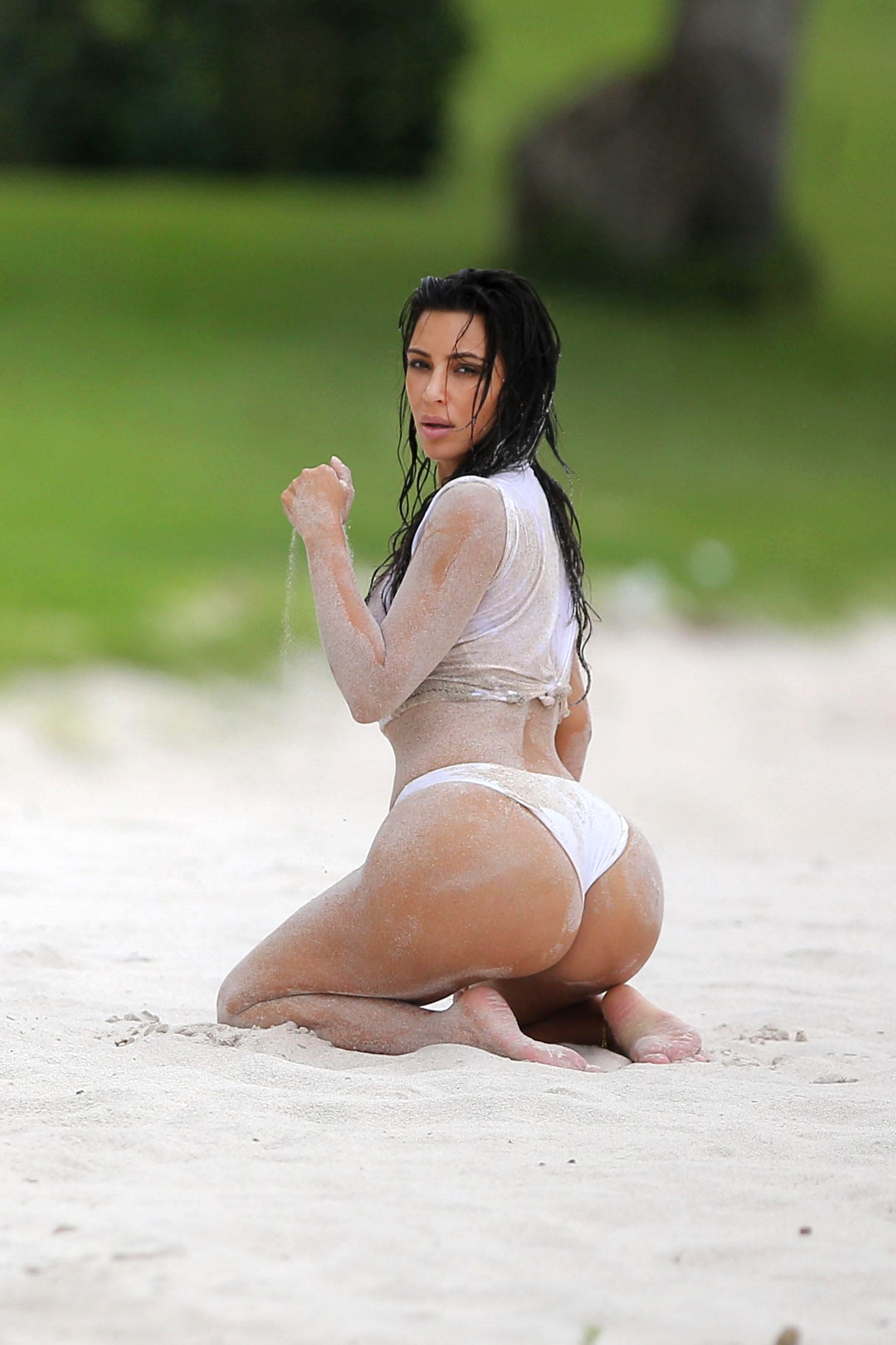 Kim-Kardashian-Feet-2384552
