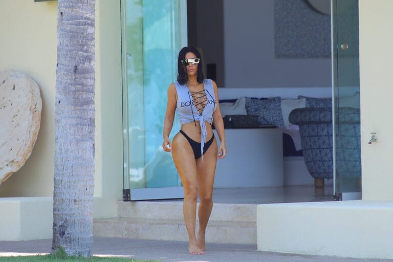 Kim Kardashian: Luce un top gris con un diseño de encaje frontal que se anuda, combinado…
