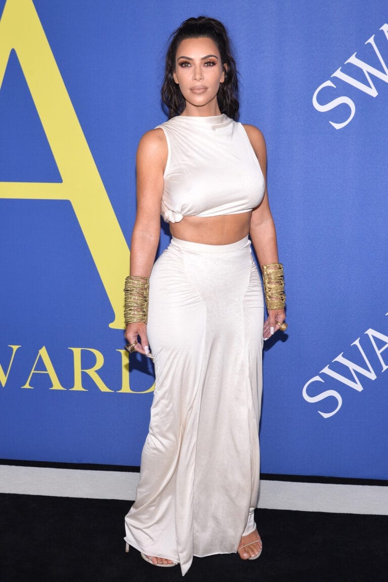 Kim Kardashian: Luce un conjunto de dos piezas en tono crema, con un top corto que…