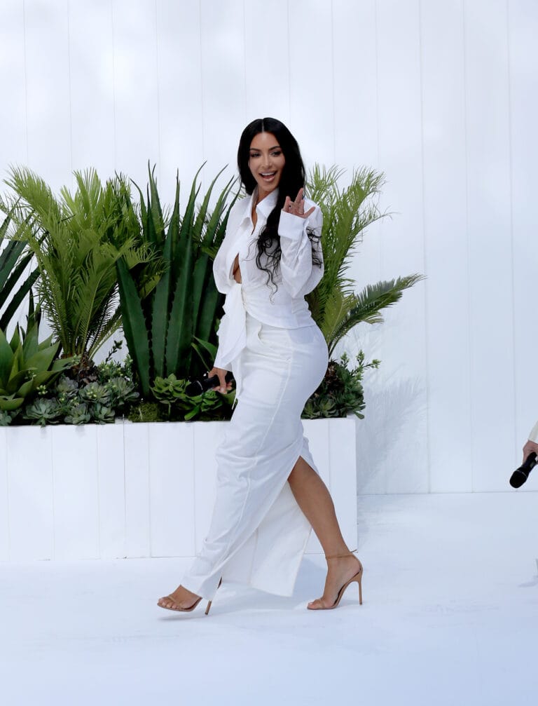 Kim Kardashian: Luce un conjunto blanco compuesto por una blusa de manga larga y una falda…